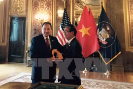  Ambassador visits US State of Utah to seek cooperation 