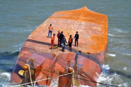 Two sailors of sunken ship on southern river still missing