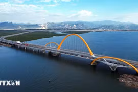 Binh Minh Bridge spanning Cua Luc Bay in Quang Ninh province (Photo: VNA)