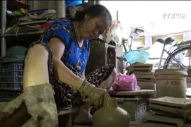 Unique pottery art of Huong Canh 