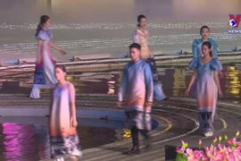 Ao dai show impresses visitors to Hoi An