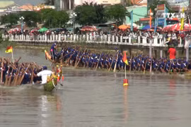 Tra Vinh province hosts traditional Ngo boat race