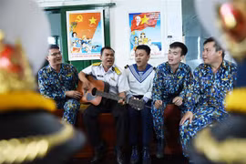 Sending Tet gifts to soldiers on DK1 platform
