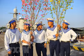 Warmth of Tet coming to staff on offshore platforms