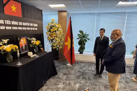 President of the UN General Assembly Dennis Francis pays tribute to Party General Secretary Nguyen Phu Trong.(Photo: VNA)