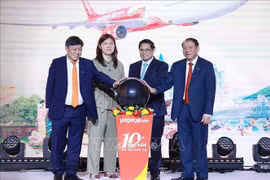 Prime Minister Pham Minh Chinh (2nd from right) and delegates join a symbolic ceremony to announce Vietjet's new Daegu - Nha Trang route in Seoul on July 1 (Photo: VNA) Photo: Dương Giang/TTXVN
