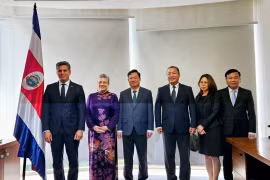 The Vietnamese delegation and members of the ruling Social Democratic Progress Party. (Photo: VNA)