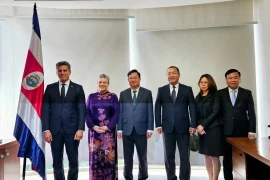 The Vietnamese delegation and members of the ruling Social Democratic Progress Party. (Photo: VNA)