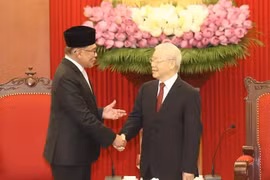 General Secretary Nguyen Phu Trong (right) receives Malaysian Prime Minister Anwar Ibrahim in Hanoi in July 2023. (Photo: VNA) 