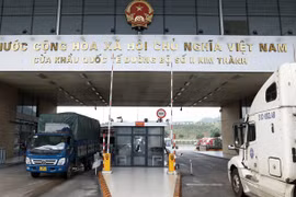 Vehicles transport goods to China via Kim Thanh International Road Border Gate No 2 in Lao Cai province. (Photo: VNA)