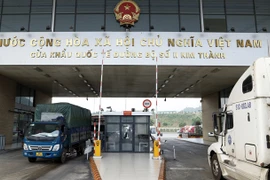 Vehicles transport goods to China via Kim Thanh International Road Border Gate No 2 in Lao Cai province. (Photo: VNA)
