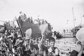 The people of the North welcome officials, soldiers and residents from the South at Sam Son wharf in the central province of Thanh Hoa according to the Geneva Agreement on September 25, 1954. (File photo: VNA)