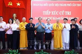PM Pham Minh Chinh (sixth from left) meets with voters in Can Tho city. (Photo: VNA)