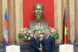 President To Lam (R) and CPP President and Senate President Hun Sen (Photo: VNA)