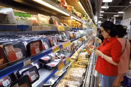 Shoppers at a supermarket in Hanoi (Photo: VNA)