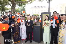General Secretary Nguyen Phu Trong and delegates sing a song about President Ho Chi Minh at the flower offering ceremony at the President Ho Chi Minh Monument on the grounds of the Asian Civilizations Museum in Singapore on September 12, 2012 (Photo: VNA)