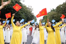 At an Ao Dai mass performance 2023 (Photo: hanoimoi.vn)