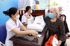 An elderly woman is examined at the Traditional Medicine Hospital in the northern province of Thai Binh. (Photo: VNA)