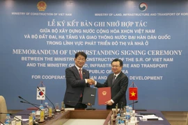 At the MoU signing ceremony (Photo: diendandoanhnghiep.vn)