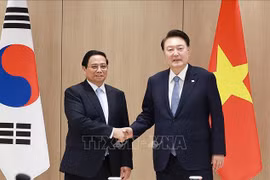 PM Pham Minh Chinh (L) and Korean President Yoon Suk Yeol (Photo: VNA)