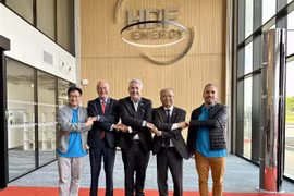 Leaders of the Nouvelle Aquitaine region and HDF Energy take a photo with Vietnamese Ambassador to France Dinh Toan Thang during a tour to HDF Energy's new factory in Bordeaux (Photo: VNA)