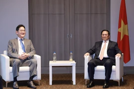 Prime Minister Pham Minh Chinh (R) receives Executive Chairman of Samsung Electronics Lee Jae Yong in Seoul on July 2 (Photo: VNA)