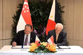 Singaporean Defence Minister Ng Eng Hen (right) and Philippine Secretary of National Defense Gilberto Teodoro Jr. signing the memorandum of understanding on July 24. (Photo: MINDEF) 