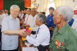 Party General Secretary Nguyen Phu Trong visits the mountainous commune of Son Ha in Son Hoa district, Phu Yen province on May 3, 2016. (Photo: VNA)