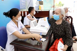 An elderly woman is examined at the Traditional Medicine Hospital in the northern province of Thai Binh. (Photo: VNA)