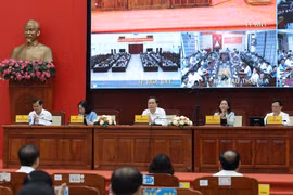 NA Chairman Tran Thanh Man (centre) meets with voters (Photo: VNA)