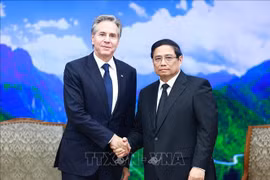 Prime Minister Pham Minh Chinh (R) receives US Secretary of State Antony Blinken in Hanoi on July 27 evening. (Photo: VNA)