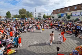 An event held as part of the “Song o Berlin (Living in Berlin)” festival at the Dong Xuan shopping centre in Berlin (Photo: VNA)