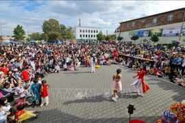 An event held as part of the “Song o Berlin (Living in Berlin)” festival at the Dong Xuan shopping centre in Berlin (Photo: VNA)