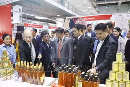Vietnamese Ambassador to Laos Nguyen Ba Hung (3rd from right) visits a stall at the VIETLAO EXPO 2024 (Photo: VNA)