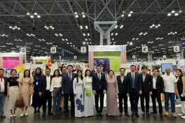 Ambassador Dang Hoang Giang, Permanent Representative of Vietnam to the United Nations (eighth from left), and Vietnamese enterprises at the fair in New York (Photo: TTDN)