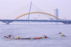 Boat racing on the Han River in Da Nang City. (Photo: VNA)