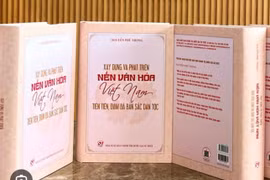 The book on building and developing an advanced Vietnamese culture imbued with national identity (Photo: hanoimoi.vn)