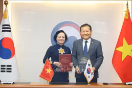 Vietnamese and Korean ministers at the signing ceremony for a MoU on public administration cooperation (Photo: VNA)