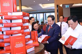 NA Chairman Tran Thanh Man visits a display area of the book (Photo: VNA)