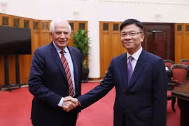 Deputy Prime Minister Le Thanh Long (R) receives EC Vice President Josep Borrell Fontelles (Photo: VNA)