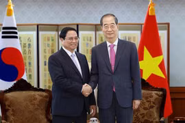 Prime Minister Pham Minh Chinh (L) and his Korean counterpart Han Duck Soo hold talks in Seoul on July 2 (Photo: VNA)