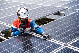 One of the efforts to develop new renewable energy is through the use of solar panels in Pertamina’s operational areas, as seen at the refinery in Cilacap, Central Java. (Photo: Pertamina) 