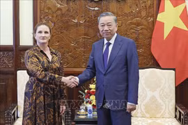 President To Lam (R) and New Zealand Ambassador to Vietnam Caroline Beresford. (Photo: VNA)