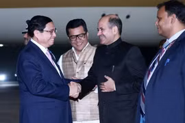 Indian officials welcome PM Pham Minh Chinh at the Palam Airbase in New Delhi. (Photo: VNA)
