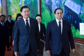 Prime Minister Pham Minh Chinh (right) and General Secretary of the Lao People's Revolutionary Party (LPRP) and President of Laos Thongloun Sisoulith (Photo: VNA)