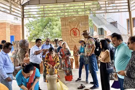 Indian tourists visit Bau Truc pottery village in the south central province of Ninh Thuan. (Photo: nhandan.vn)