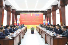 At the talks between Minister of Public Security Sen. Lieut. Gen. Luong Tam Quang and Lao Deputy Prime Minister and Minister of Public Security Gen. Vilay Lakhamphong in Vientiane on July 11. (Photo: VNA)