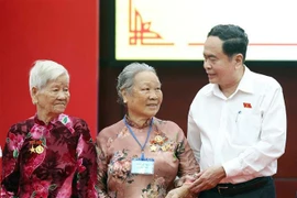 NA Chairman Tran Thanh Man gives gifts to heroic Vietnamese mothers in the Mekong Delta province of Hau Giang. (Photo: VNA)