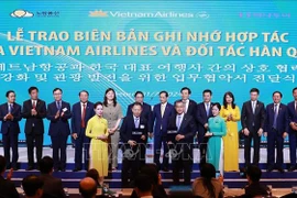 Prime Minister Pham Minh Chinh witnesses the signing of a memorandum of understanding between Vietnam Airlines and Korean partners. (Photo: VNA)