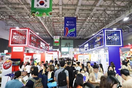 Visitors at a food exhibition. (Photo: VNA)